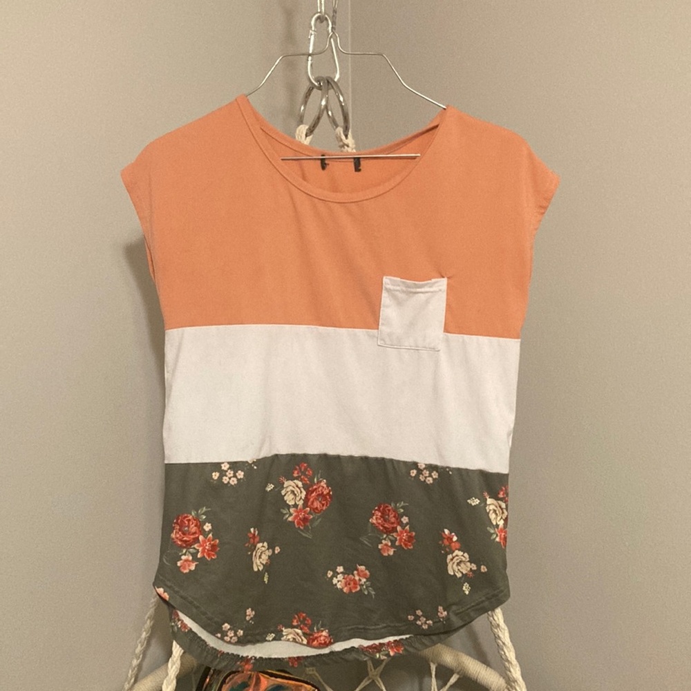 Great condition, just has a cut on the back where I cut off the tag